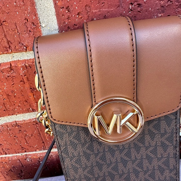 Michael Kors crossbody phone case - Picture 2 of 8